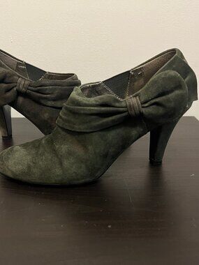 Tahari Greyson Grey Suede Bow Accent Heeled Shooties Pumps 8.5